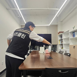 고양시 사무실 정기청소 작업 중 모습
