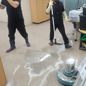 파주 사무실 바닥 왁스코팅 작업 현장
